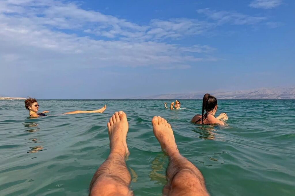  چرا بدن انسان روی آب شناور می‌شود؟