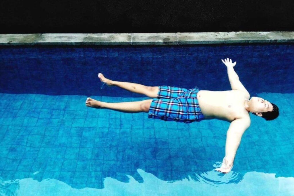  چه عواملی روی شناور ماندن روی آب تأثیر دارند؟