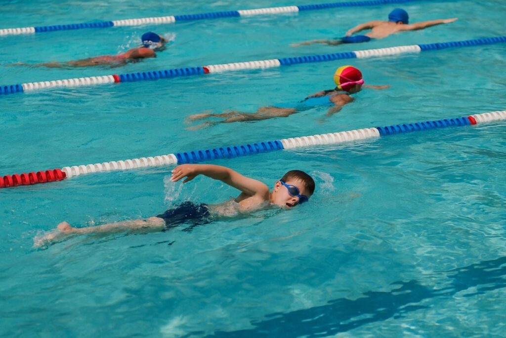 آموزش شنای کرال سینه برای کودکان | راهنمای گام‌به‌گام + تصاویر آموزشی