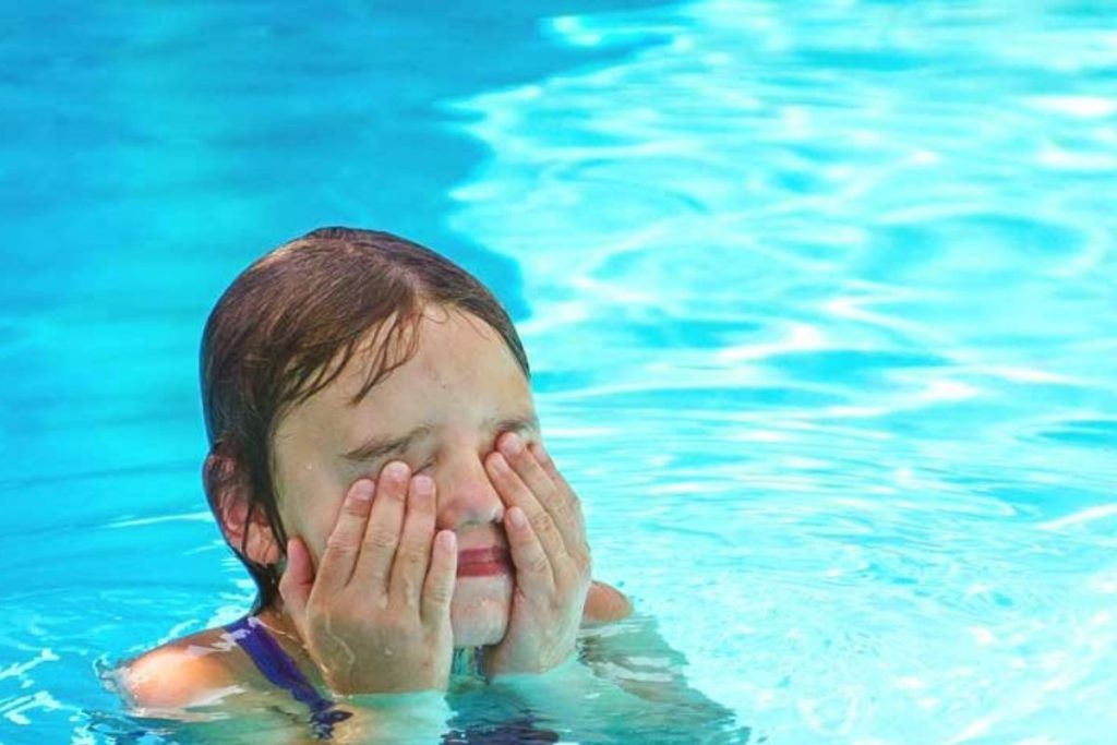 سوزش و قرمزی چشم کودکان بعد از شنا: علل و راهکارها