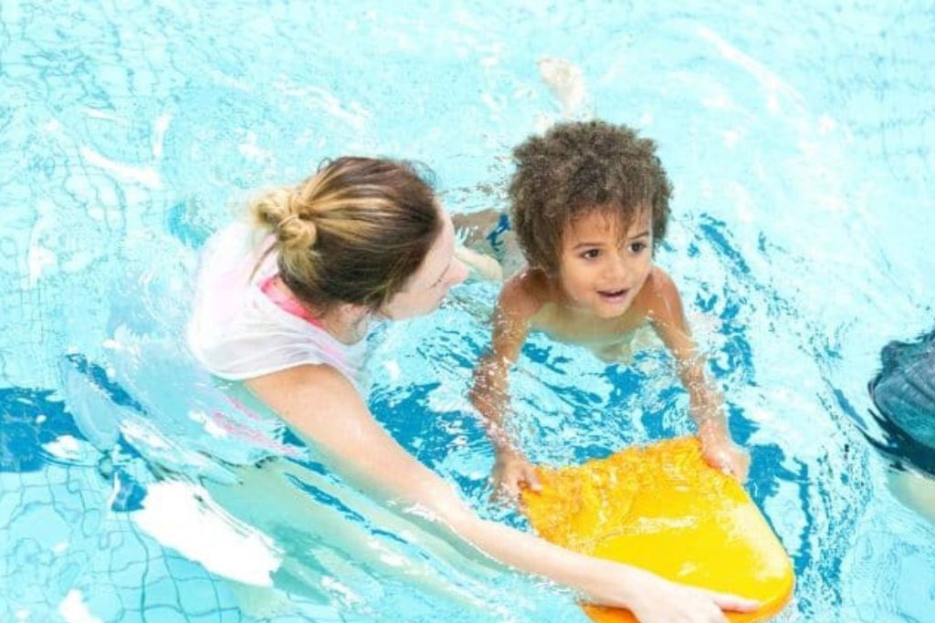 اهمیت مربی در کلاس شنا مادر و کودک