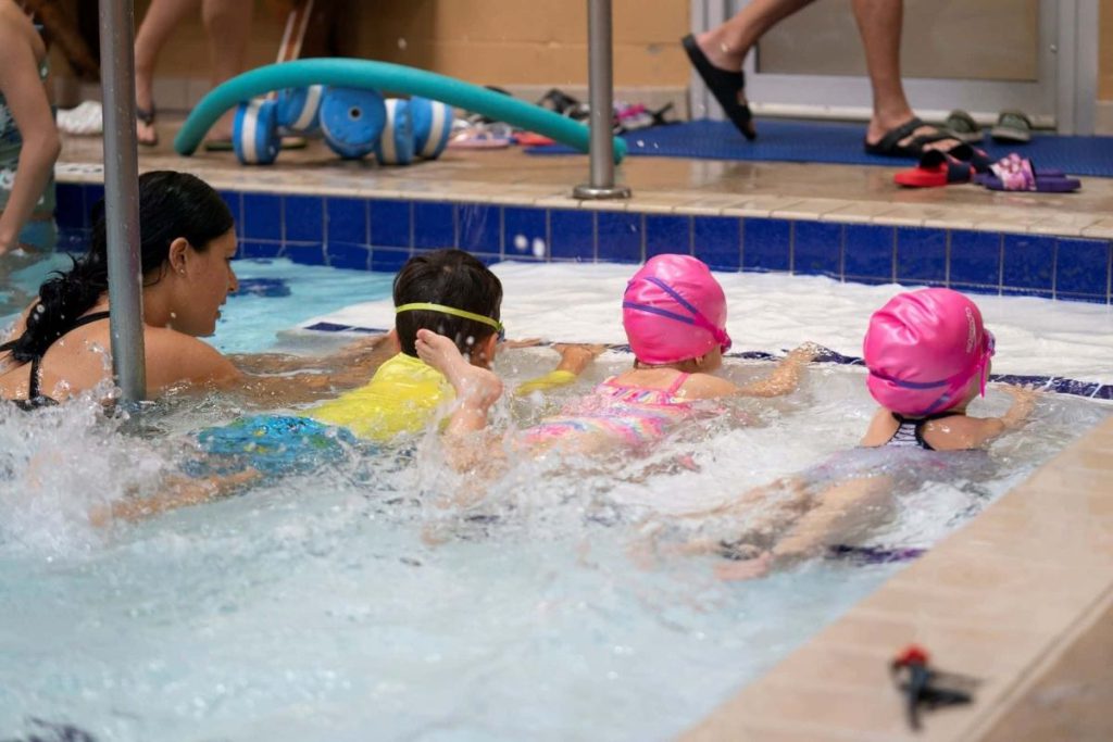 تأثیر رفتار والدین بر روان کودک در کلاس شنا