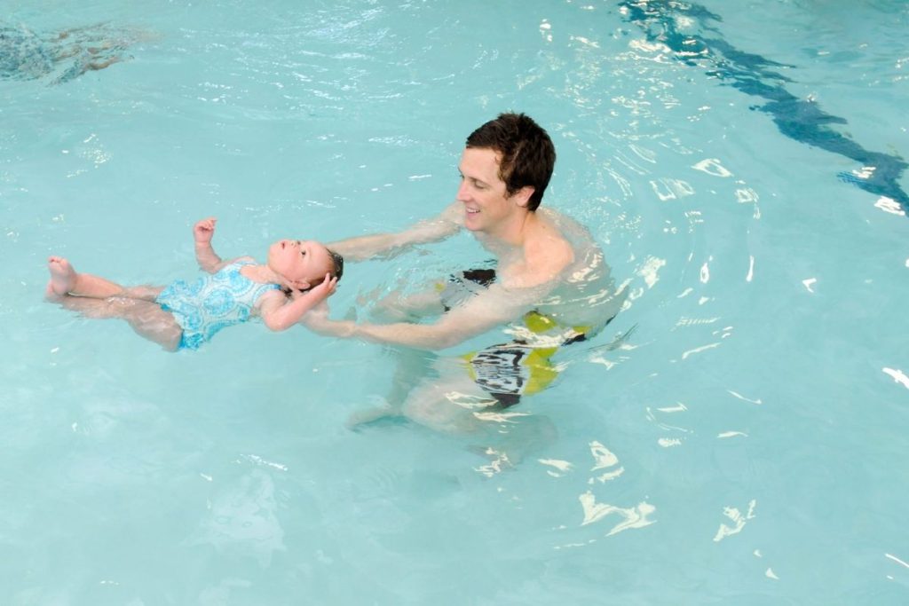 اشتباهات رفتاری در کلاس شنا مادر و کودک