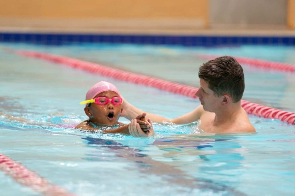 آموزش مرحله‌به‌مرحله شنای قورباغه به کودکان