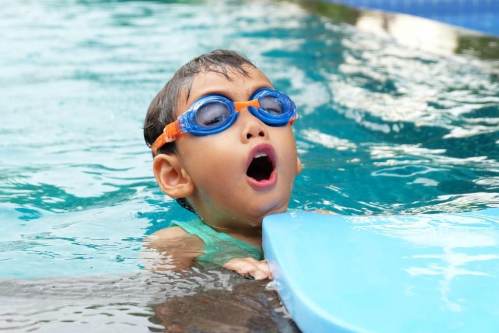 اشتباهات رایج کودکان در شنای قورباغه