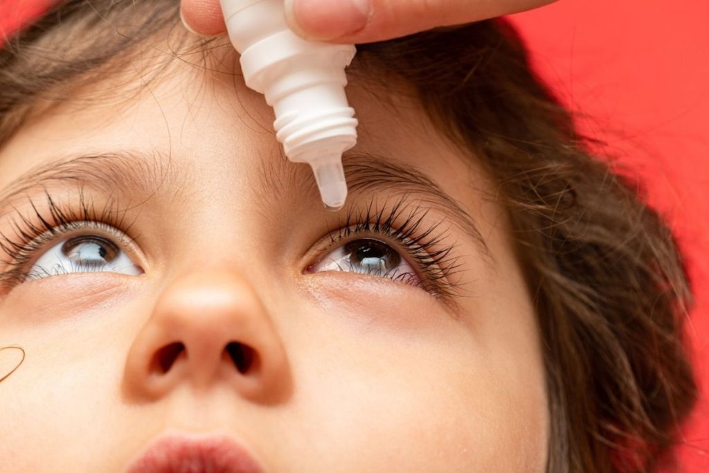 مصرف قطره چشمی فقط با نظر پزشک