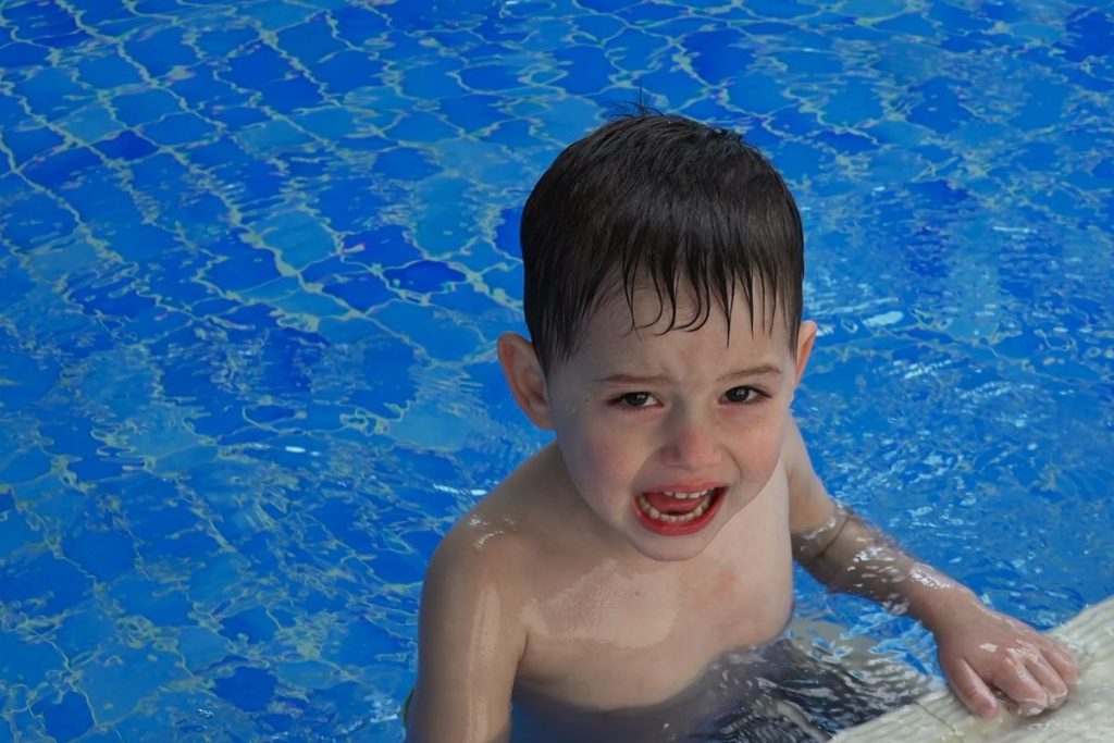 تأثیر کلر و مواد شیمیایی موجود در استخر