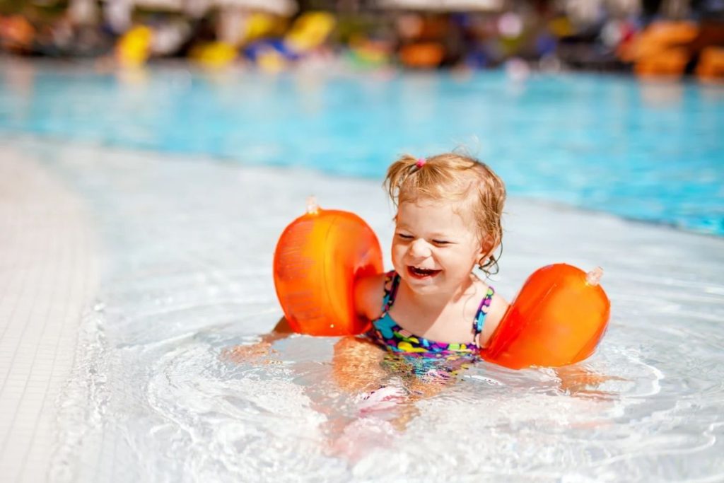 اشتباهات روان‌شناختی رایج مادران در کلاس شنا کودکان