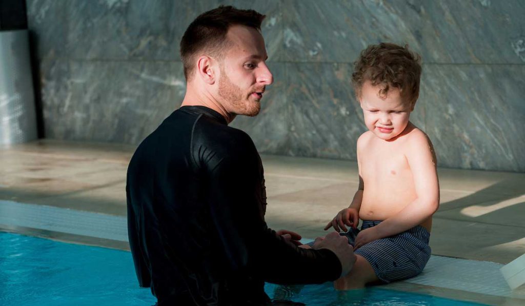  ترس کودک از شنا و آب: نکات علمی و روش‌های کاربردی برای رفع آن