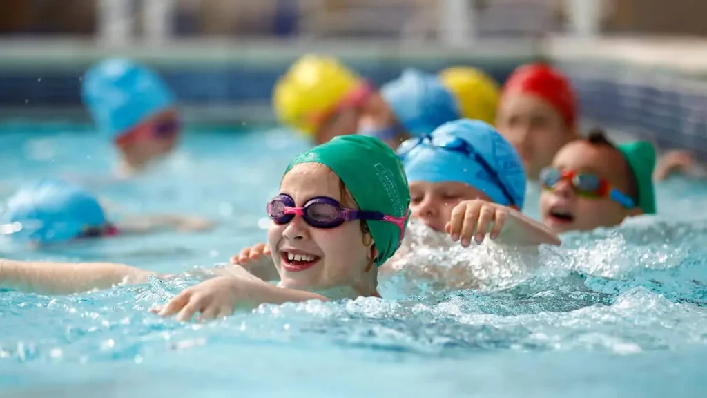 راهنمای حرکت‌های پایه شنای کودکان